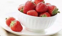 张典吃瓜草莓盆,一场甜蜜的田园邂逅