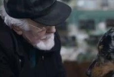 吃瓜老头小伙,吃瓜老头与小伙的趣味生活碰撞