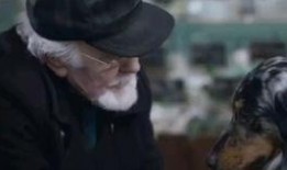 吃瓜老头小伙,吃瓜老头与小伙的趣味生活碰撞