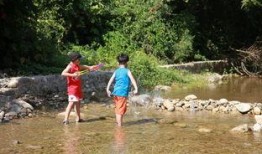 景区吃瓜女孩,夏日里的清凉一“瓜”